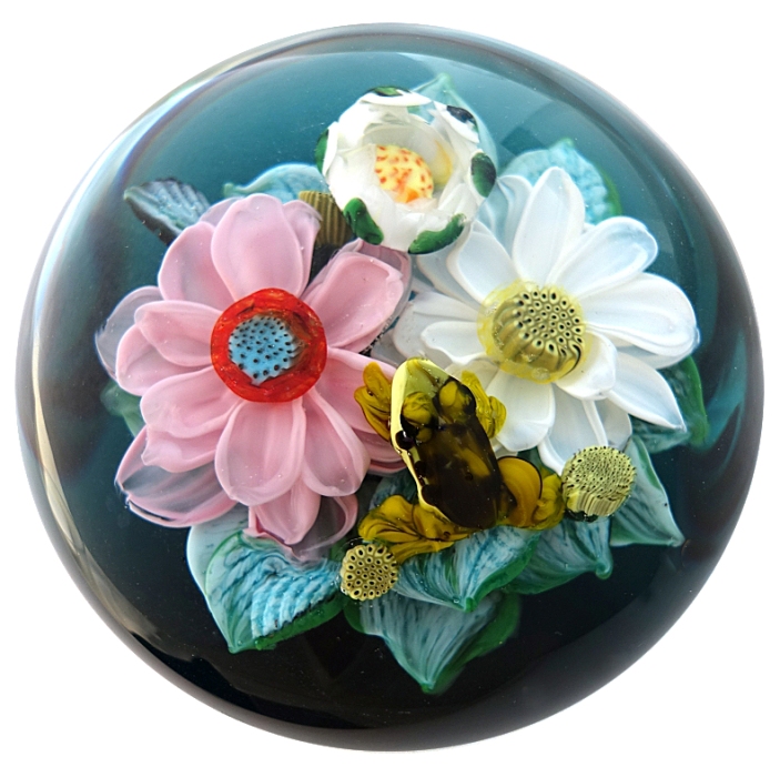 Farfalla Paperweight Ayotte Rick Frosch im Lotusbluetenteich RA 1025 3