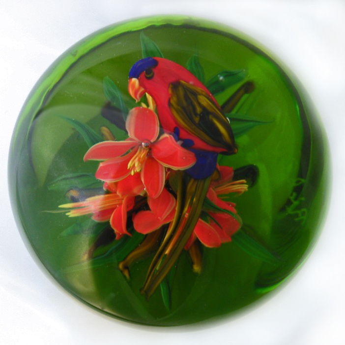 Farfalla Paperweight Ayotte Rick Papagei mit tropischen Blumen RA 1049