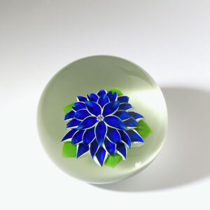 Farfalla Paperweight Baccarat Blaue Dahlie BC 679