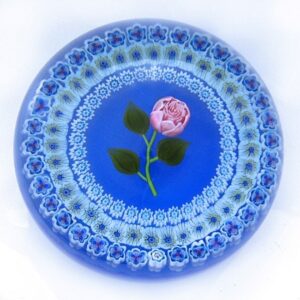 Farfalla Paperweight Baccarat Coeur de Rose Perles sur fond bleu BC 857