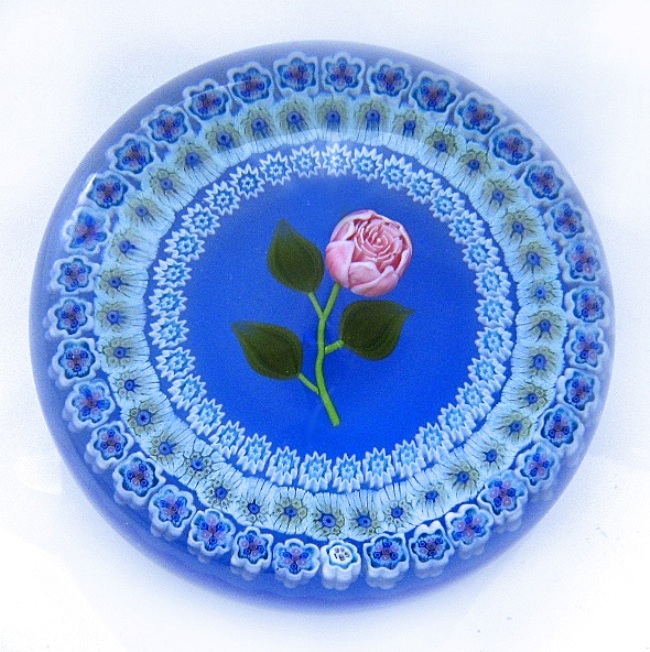 Farfalla Paperweight Baccarat Coeur de Rose Perles sur fond bleu BC 857