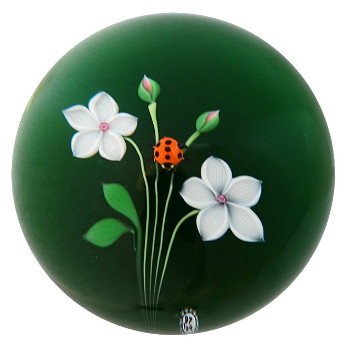 Farfalla Paperweight Baccarat Weisse Blumen mit Marienkaefer BC 076