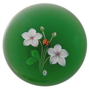 Farfalla Paperweight Baccarat Weisse Blumen mit Marienkaefer BC 076 2