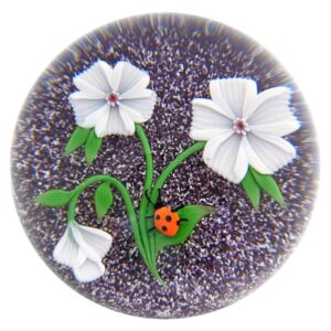 Farfalla Paperweight Baccarat Weisse Nelke mit Marienkaefer BC 724
