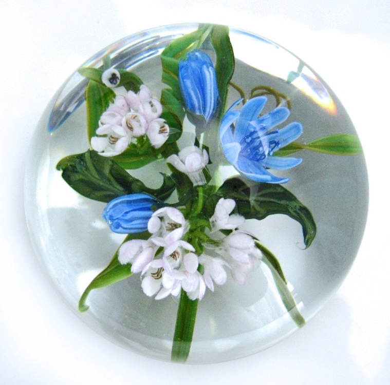 Farfalla Paperweight Bracht Stefan Blau und Weiss sucht das Licht SB 006