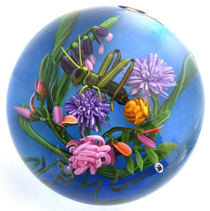 Farfalla Paperweight Bracht Stefan Grashuepfer In einer eigenen Welt VIII SB 192