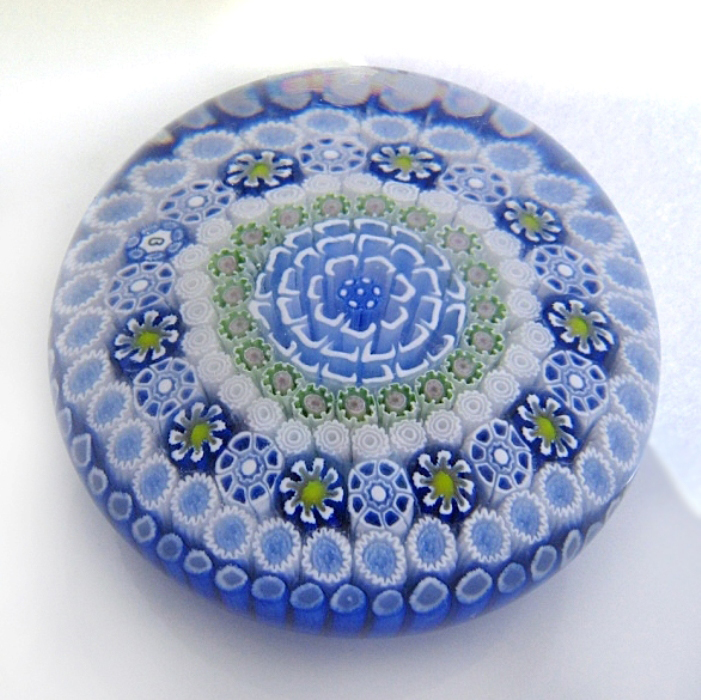 Farfalla Paperweight Brown Jim Concentric Millefiori blau weiss JB 034