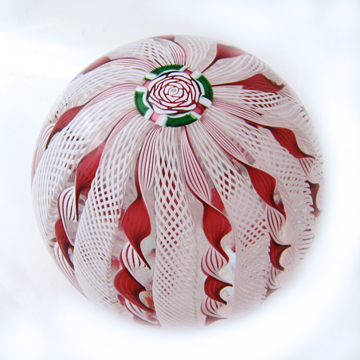 Farfalla Paperweight Cape Cod Glass Works Crown Weight weiss rot CC 004 11