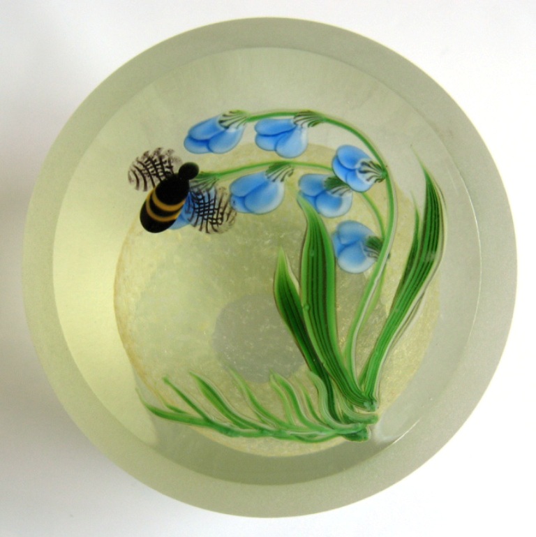 Farfalla Paperweight Correia Art Glass Hummel und blaue Blume Bumblebee CO CB 085