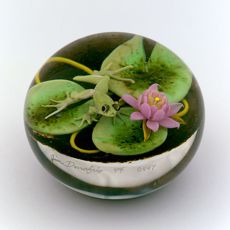Farfalla Paperweight D Onofrio Jim Frosch im Seerosenteich DO 143