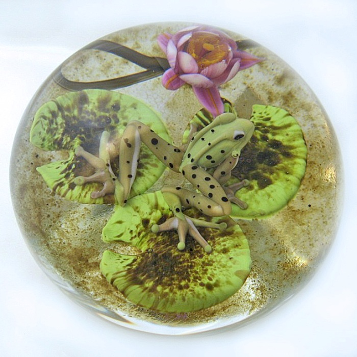 Farfalla Paperweight D Onofrio Jim Frosch im Seerosenteich DO 149