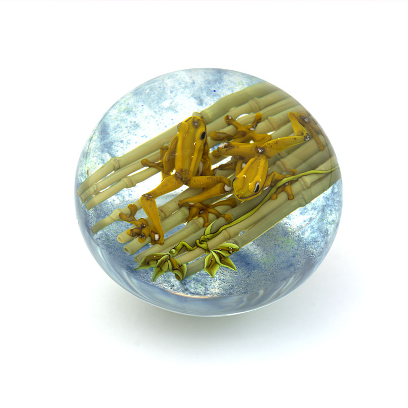 Farfalla Paperweight D Onofrio Jim Olivgruene Froesche auf Bambus DO 146