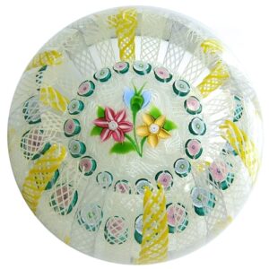Farfalla Paperweight Deacons John Crown Weight mit Blumenkissen JD 1405
