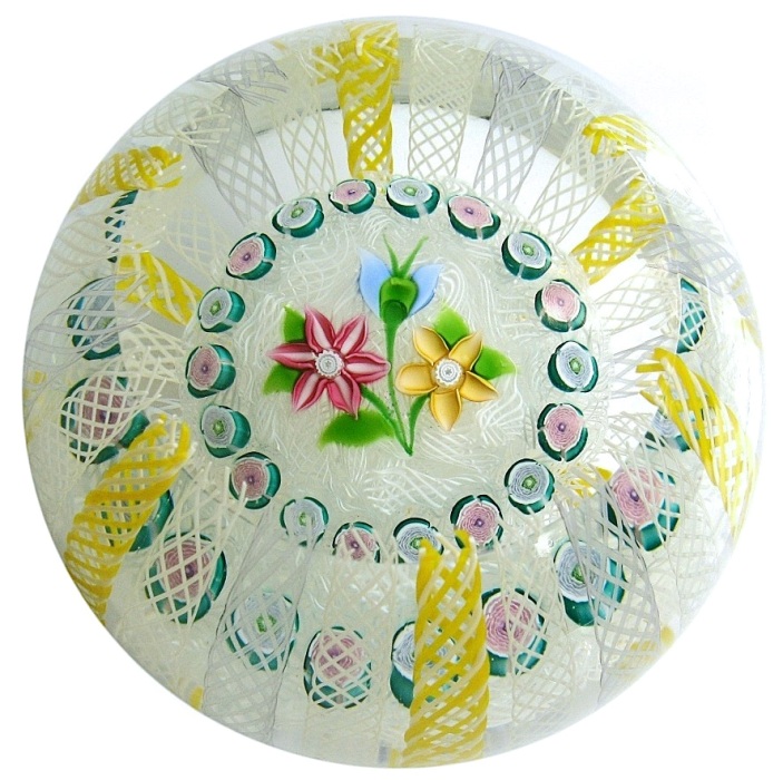 Farfalla Paperweight Deacons John Crown Weight mit Blumenkissen JD 1405