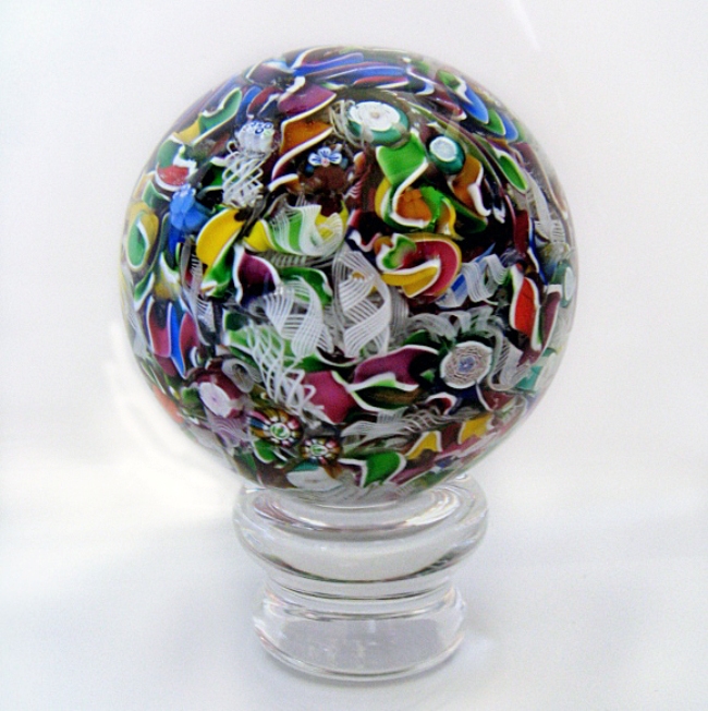 Farfalla Paperweight Deacons John End of Day Kugel mit Staender JD 808