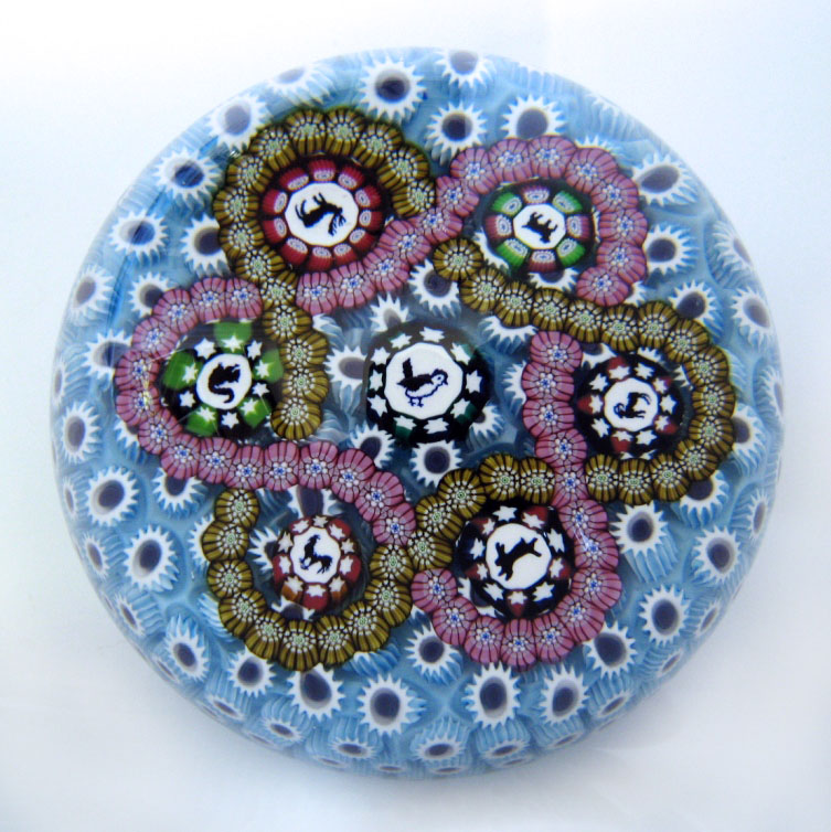 Farfalla Paperweight Deacons John Girlande auf Carpet Ground JD 806