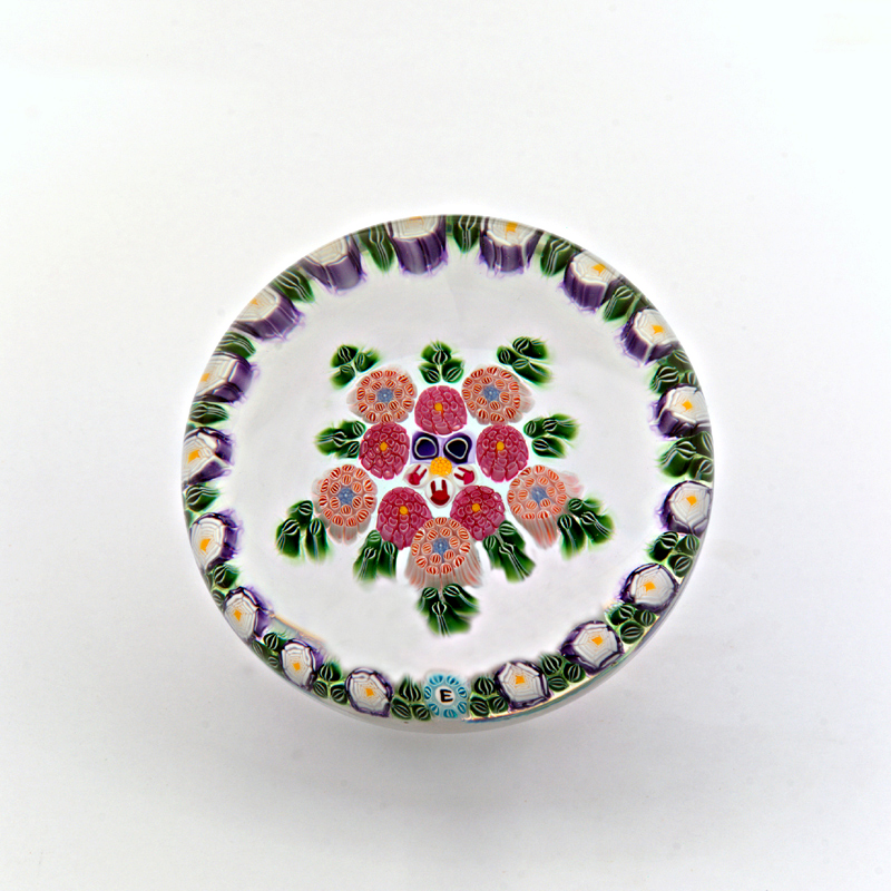 Farfalla Paperweight Ebelhare Drew Kranz aus weissen Clichy Rosen DE018