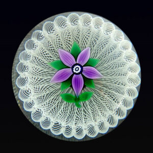 Farfalla Paperweight Holmes Peter Selkirk Glass Lila Blume Lace Koerbchen SK 083