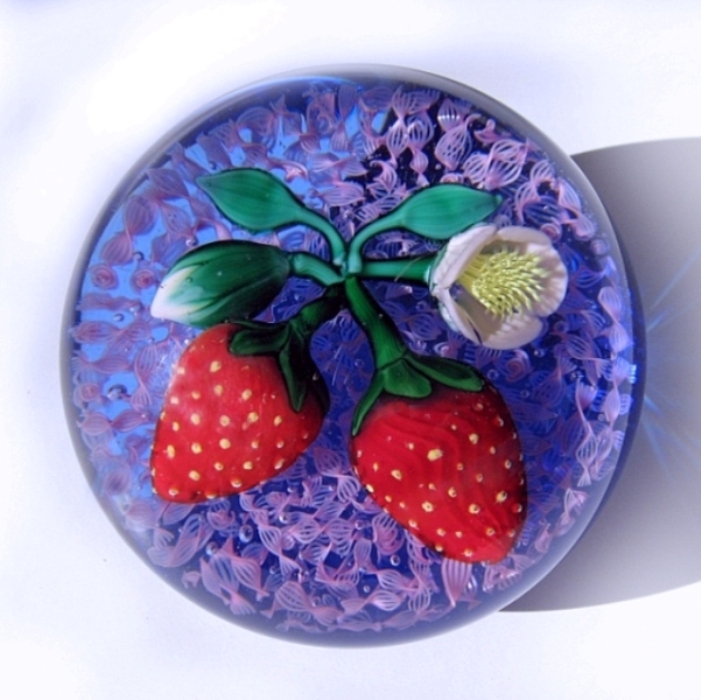 Farfalla Paperweight Kontes James Erdbeeren mit Bluete JK 902