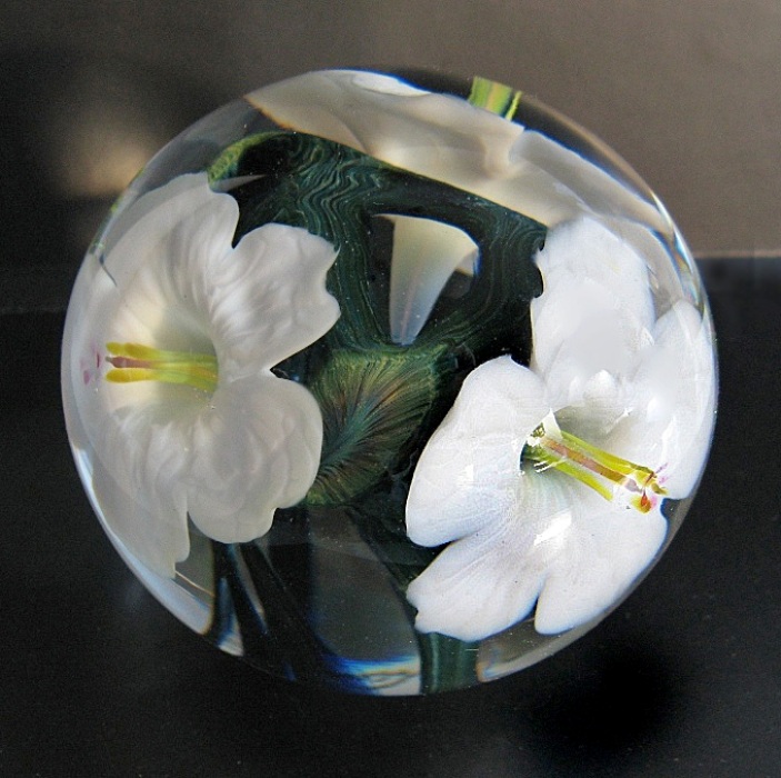Farfalla Paperweight Lotton Studio Weisse Hibiskusblueten 200 LoSt
