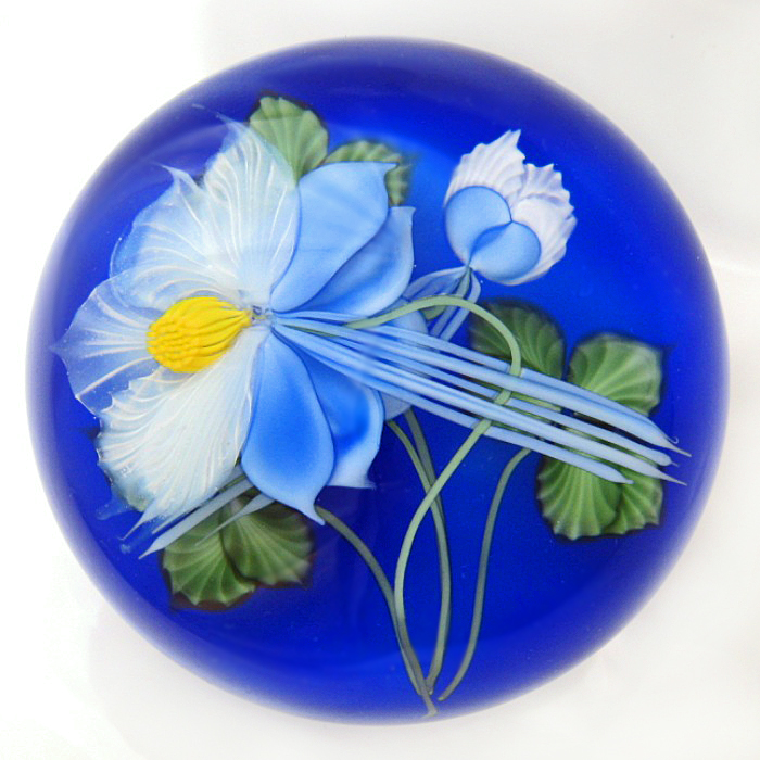 Farfalla Paperweight Lundberg Studios Blau weisse Akelei LS 193B 2