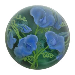 Farfalla Paperweight Lundberg Studios Blaue Gartenwicke Sweet Pea LS 136LM