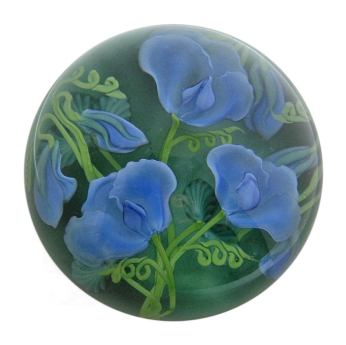 Farfalla Paperweight Lundberg Studios Blaue Gartenwicke Sweet Pea LS 136LM