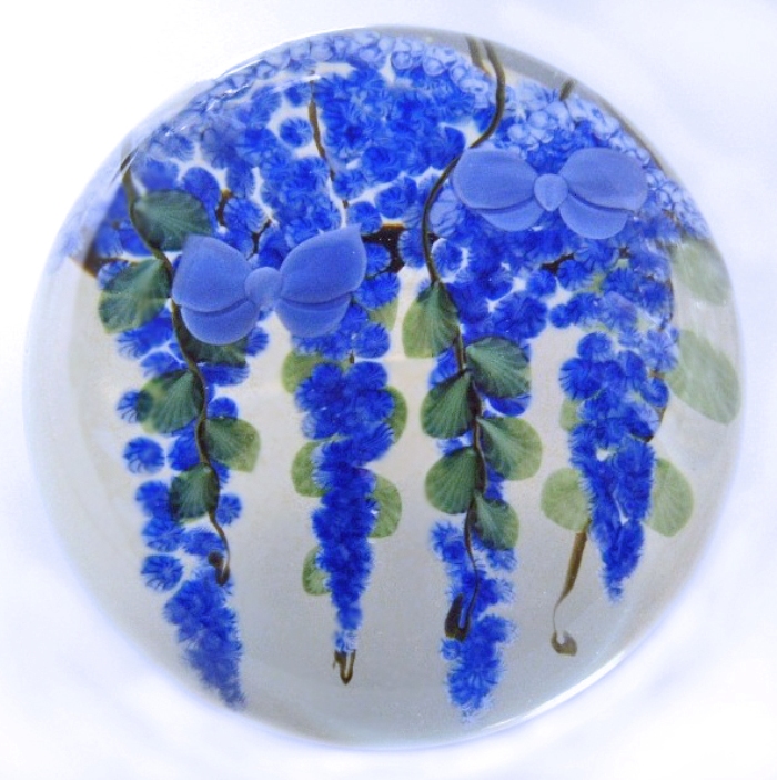 Farfalla Paperweight Lundberg Studios Blaue Glyzinie mit Schmetterlingen LS 173B 2