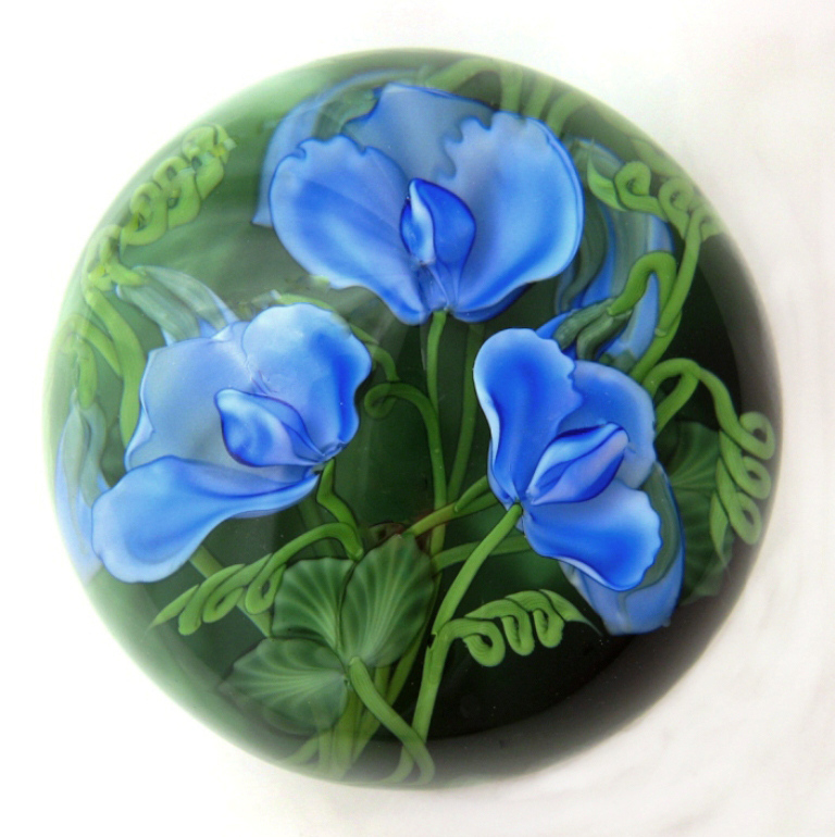 Farfalla Paperweight Lundberg Studios Blaue Wicken Bukett LS 136BGM