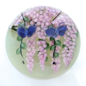 Farfalla Paperweight Lundberg Studios Glyzinie und Schmetterlinge LS 173PM