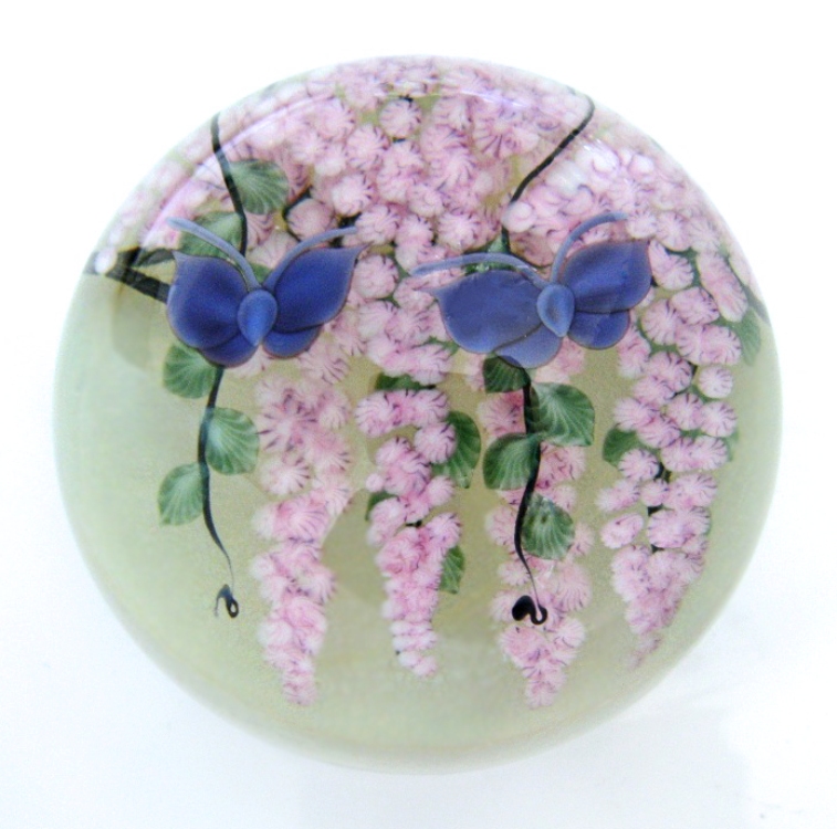 Farfalla Paperweight Lundberg Studios Glyzinie und Schmetterlinge LS 173PM