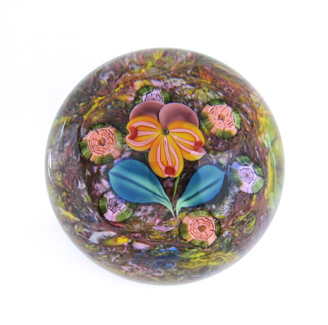 Farfalla Paperweight Lundberg Studios Pansy Stiefmuetterchen und Clichy Rosen LS 094M