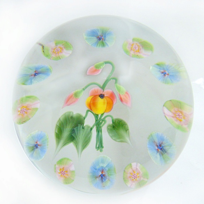 Farfalla Paperweight Lundberg Studios Pansy und Clichy Rosen LS 096