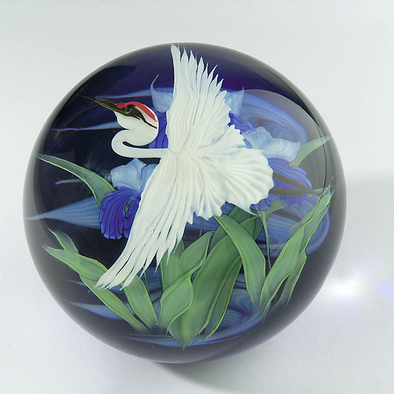 Farfalla Paperweight Lundberg Studios Silberreiher und blaue Irisblueten LS 167