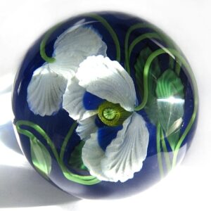 Farfalla Paperweight Lundberg Studios Weisse Mohnblueten LS 146WBM 2