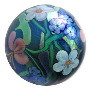 Farfalla Paperweight Orient Flume Iridescent Flowers Vergissmeinnicht OF 100 82 3