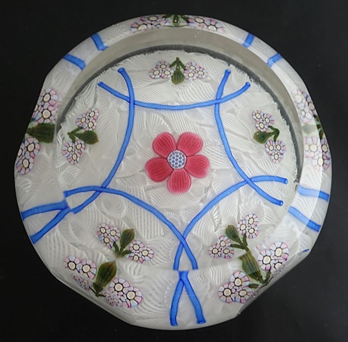 Farfalla Paperweight Perthshire Stilisierte Blumen unter Arkaden PP 2001