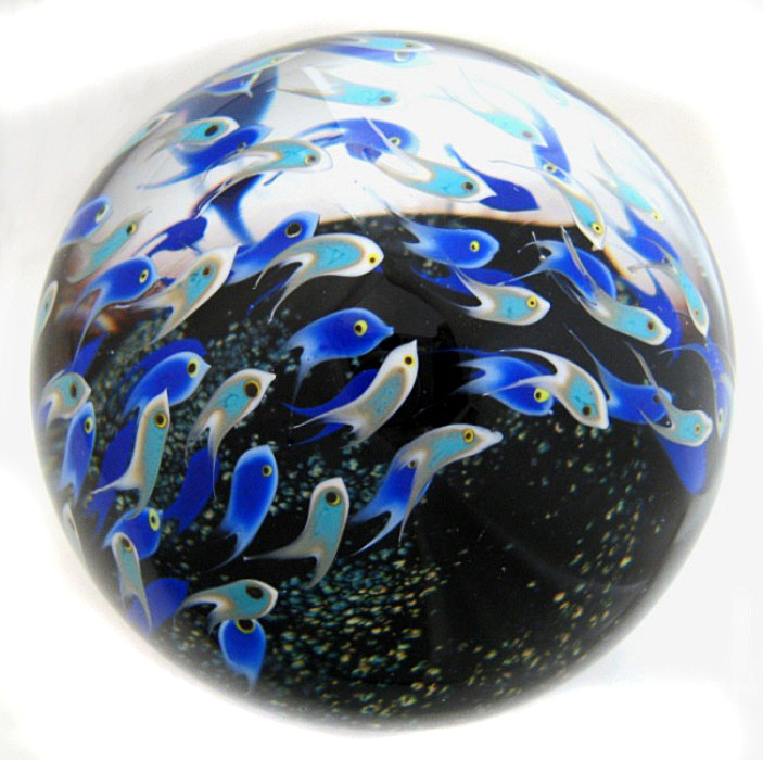Farfalla Paperweight Richardson Cathy Touchstone Glass Fischschwarm blau Magnum CR 073 2