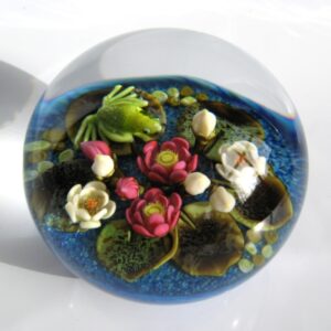 Farfalla Paperweight Richardson Cathy Touchstone Glass Monets Seerosenteich mit Frosch CR 1221