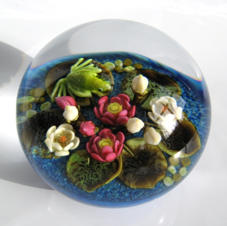 Farfalla Paperweight Richardson Cathy Touchstone Glass Monets Seerosenteich mit Frosch CR 1221