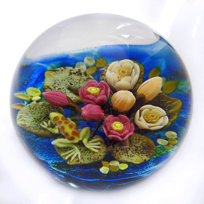 Farfalla Paperweight Richardson Cathy Touchstone Glass Monets Seerosenteich mit Frosch CR 1221 2
