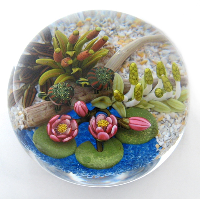 Farfalla Paperweight Richardson Cathy Touchstone Glass Schildkroeten am Seerosenteich CR 1225 4