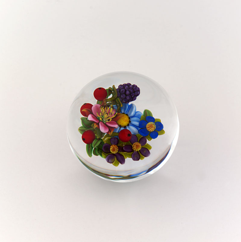 Farfalla Paperweight Rosenfeld Ken Bukett mit roten Beeren KR 197M