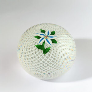 Farfalla Paperweight Saint Louis Weiss blaue Blume SL 079