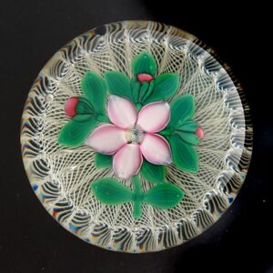 Farfalla Paperweight Selkirk Glass Peter Holmes Latticinio Koerbchen mit Blume SK 2486