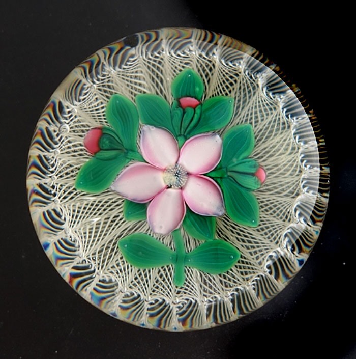 Farfalla Paperweight Selkirk Glass Peter Holmes Latticinio Koerbchen mit Blume SK 2486