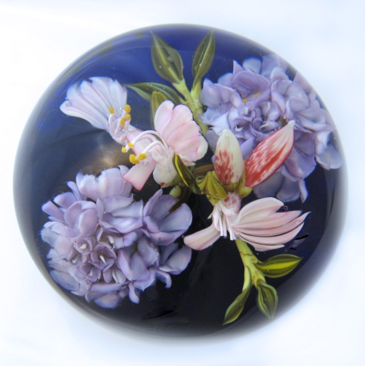 Farfalla Paperweight Stankard Studio Bachelor s Button und Honeysuckle Bouquet SST CS 001