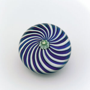 Farfalla Paperweight Swirl blau und weiss 0837 CL