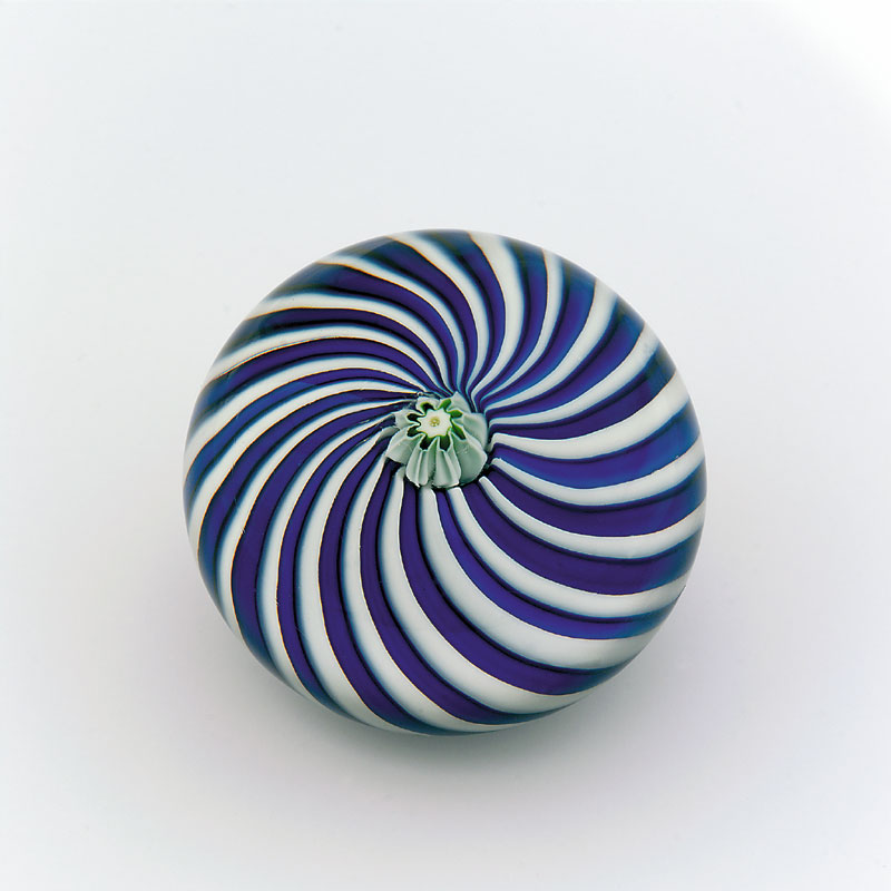 Farfalla Paperweight Swirl blau und weiss 0837 CL