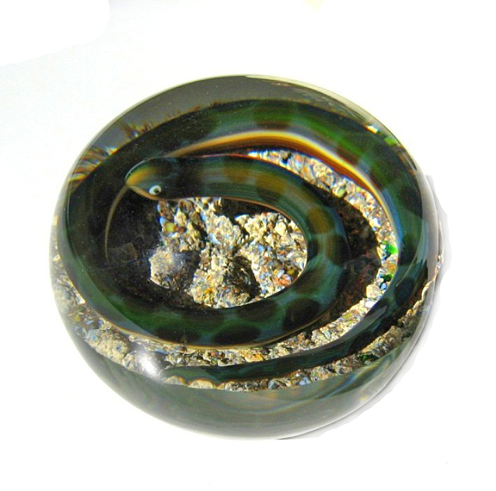 Farfalla Paperweight Tarsitano Delmo Earth Life dunkelgruen braun gefleckte Schlange DT 724